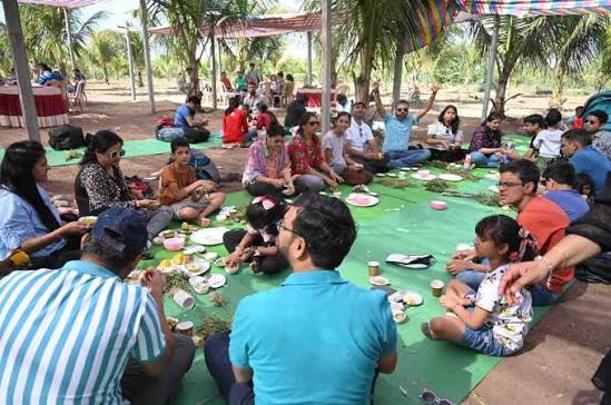 हिरवळीतील बाहेरील जेवणाची जागा